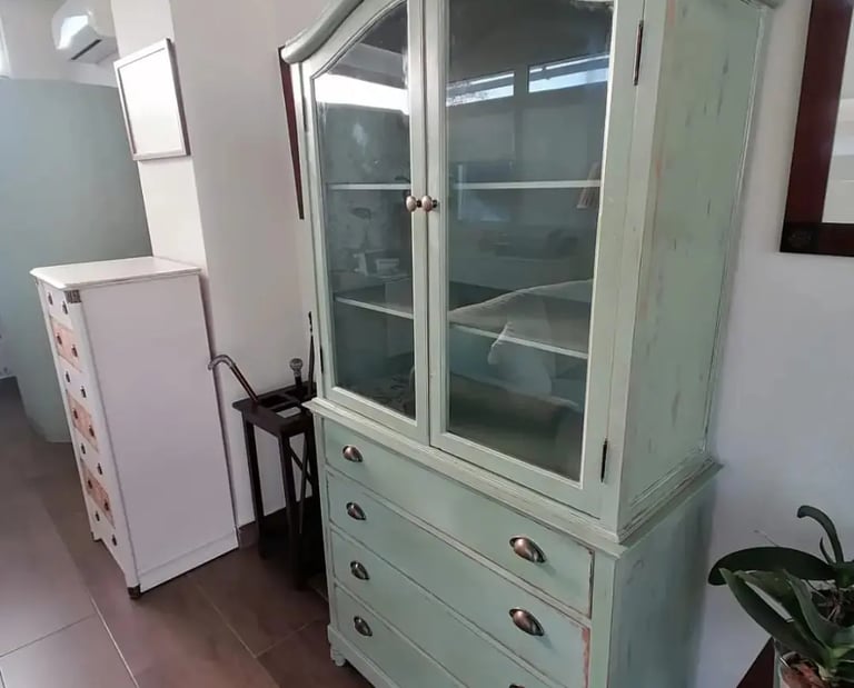 mueble vitrina de madera restaurado con decapado de color verde agua