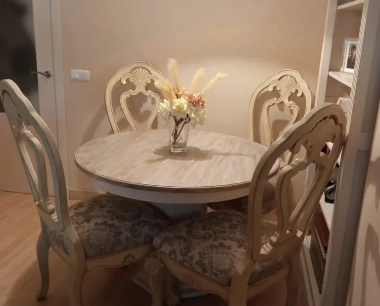 cuatro sillas y una mesa de comedor restaurada con efecto madera de color gris y blanco