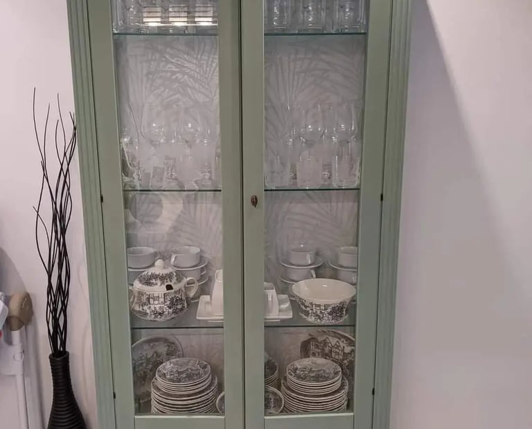 vitrina de salon restaurada con papel de color verde agua y blanco