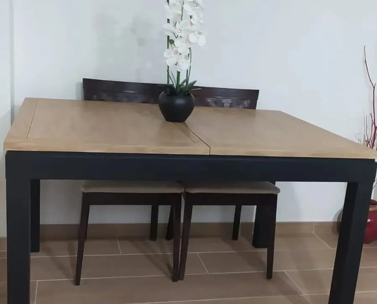 mesa de comedor restaurada con pintura de color negro y efecto madera