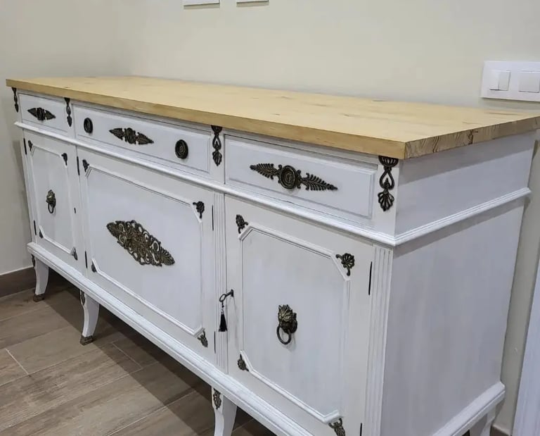 mueble recibidor restaurado con efecto madera y pintura de color gris