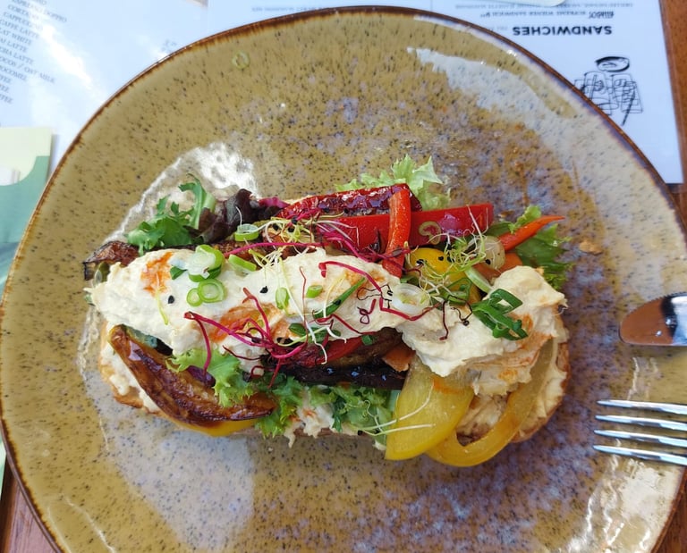 Snack bei Café Attaboy in Amsterdam