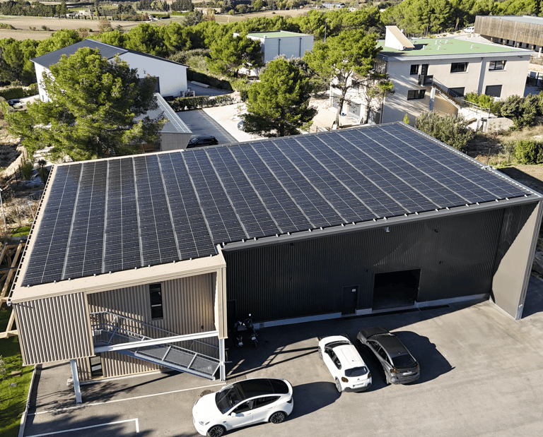 Photo d'une vue drone du siège social de Hélioneo