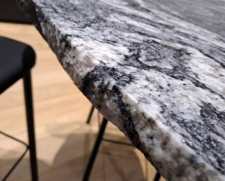 plateau de table en quartzite black beauty chant brute
