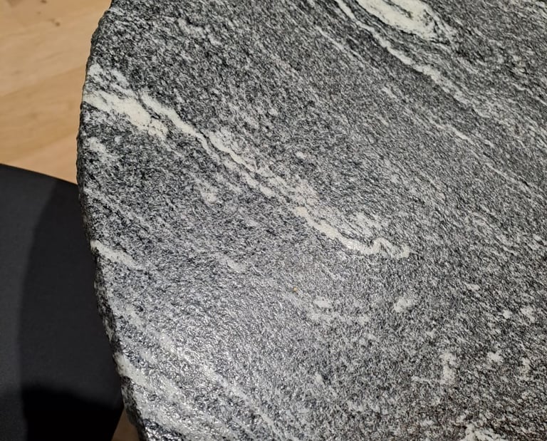 plateau de table oval en quartzite black beauty chant brut