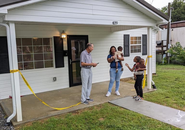 Habitat family ribbon cutting