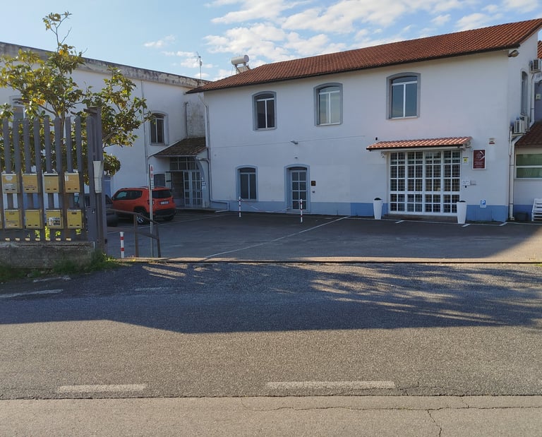 Ingresso indipendente proprietà in vendita: edificio con piazzale e comodità posti auto di proprietà