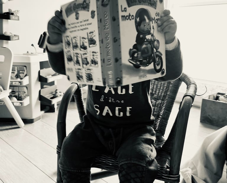 bébé lisant un livre de seconde main