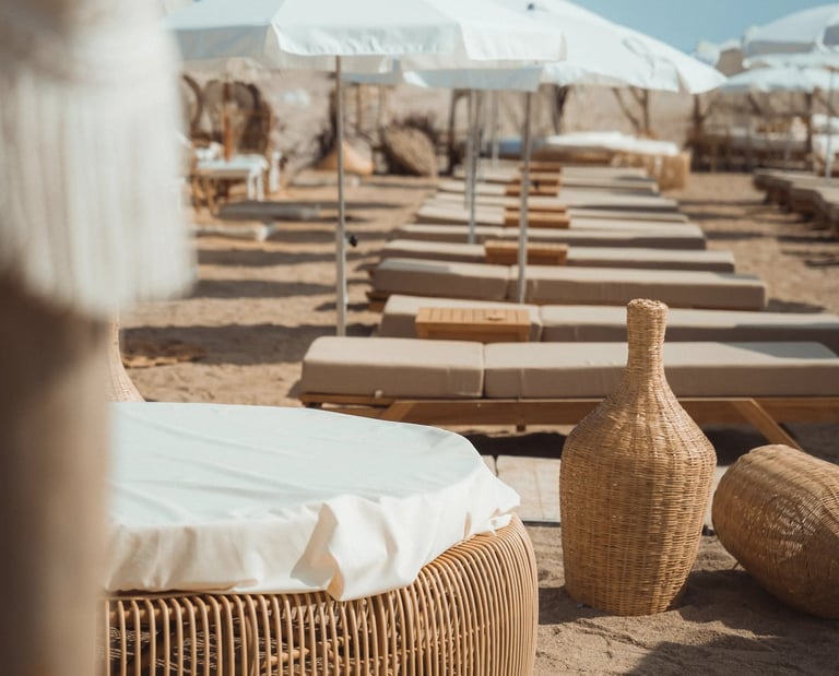 Lit rond confortable sur la plage privée de Playa Amor à Leucate, parfait pour se détendre face à la