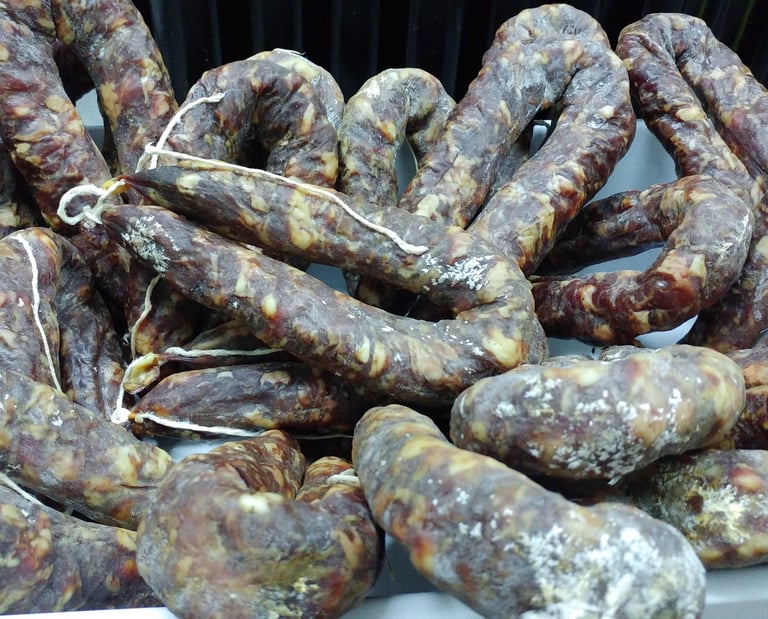 Preparazione della salsiccia e dei salumi seguendo la ricetta tradizionale sarda