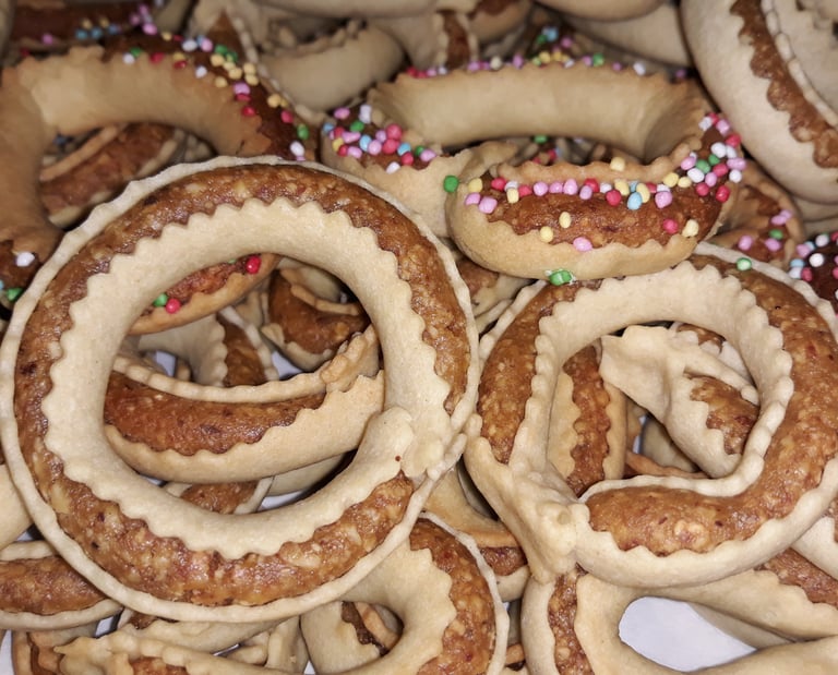 Dolci Li Cucciuleddi preparati secondo la ricetta tradizionale sarda