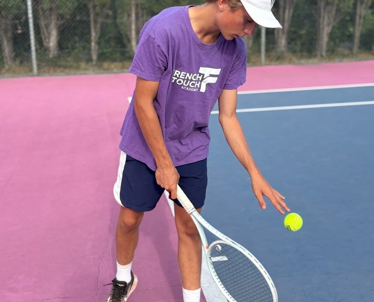 Grégoire Denis service puissant sur court de tennis