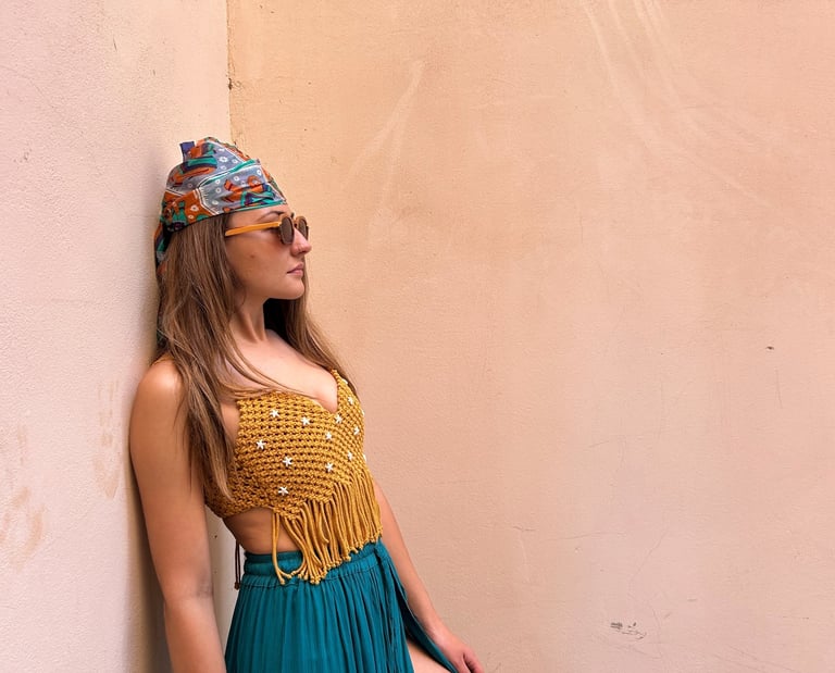 modelo con un top de macramé amarillo