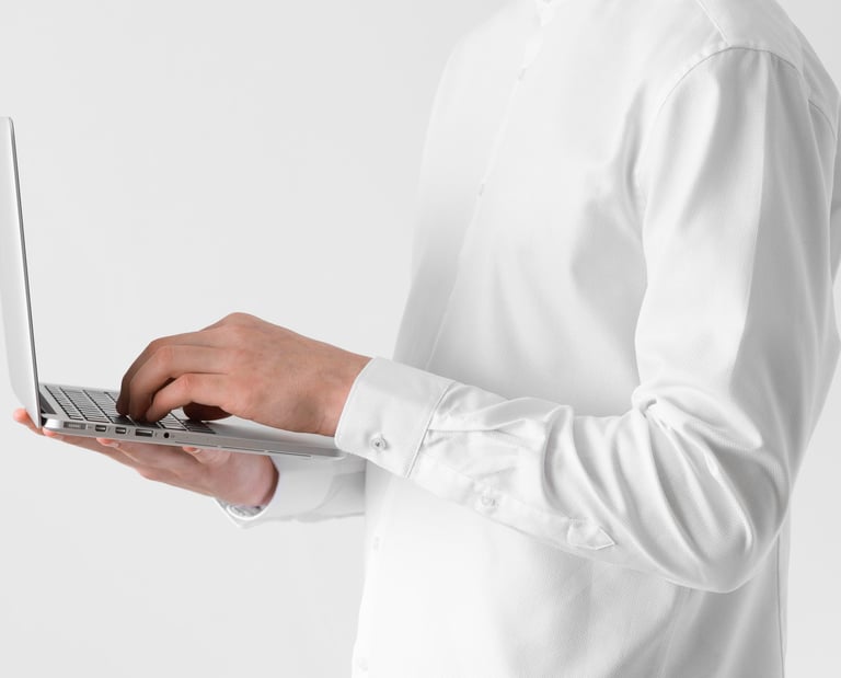 Un pc portatile in uso, strumento efficace di copywriting ed editing