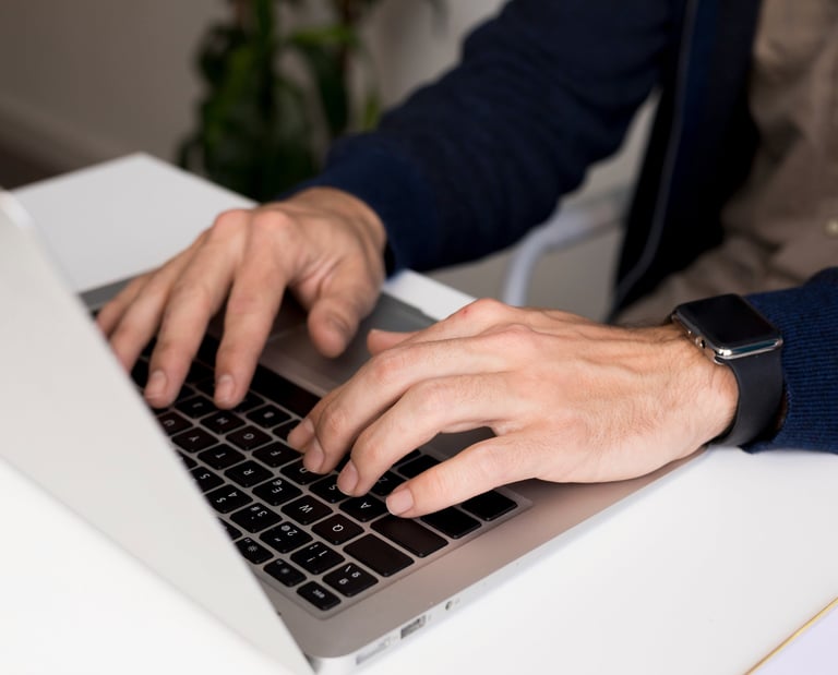 Due mani che scrivono su una tastiera per il mestiere di copywriter ed editor