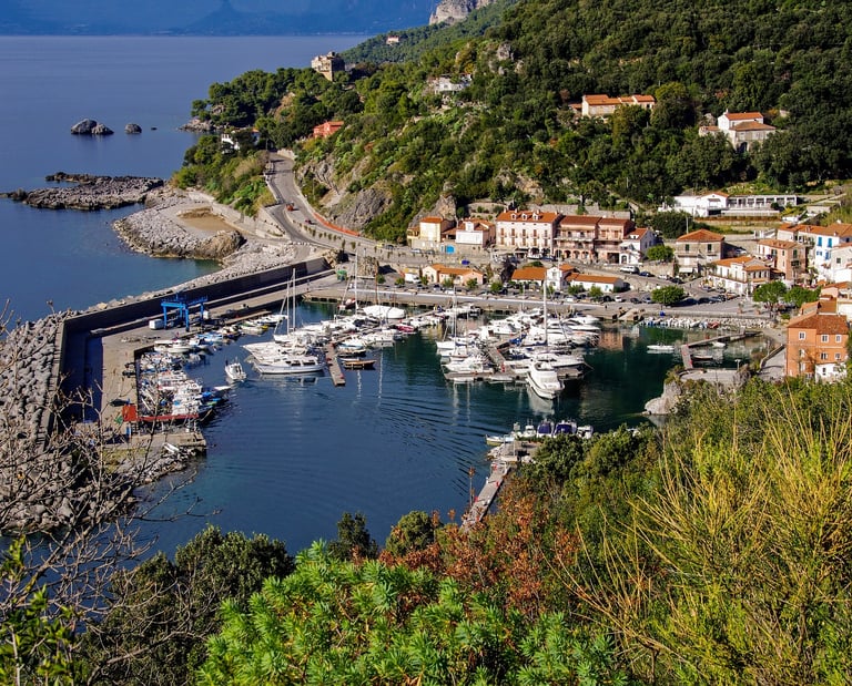Vista aerea del pittoresco porto di Maratea con yacht ormeggiati in un villaggio portuale