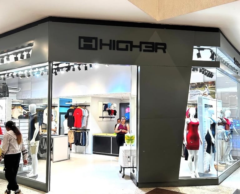 Estrutura de fachada comercial com identidade visual destacada