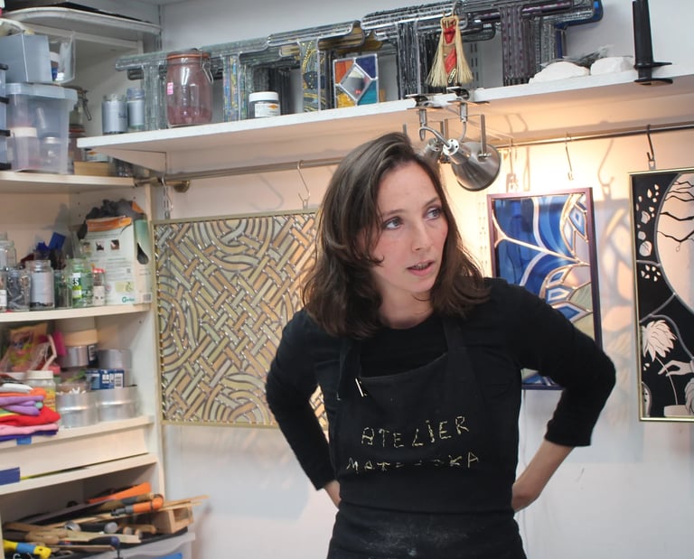 Portrait d'Edith Théret artiste verrier diplômée ENSAAMA dans son atelier à Paris.