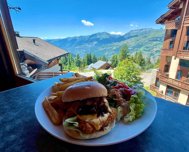 Burger au poulet accompagné de frites au Bistrot Savoyard à Vallandry.