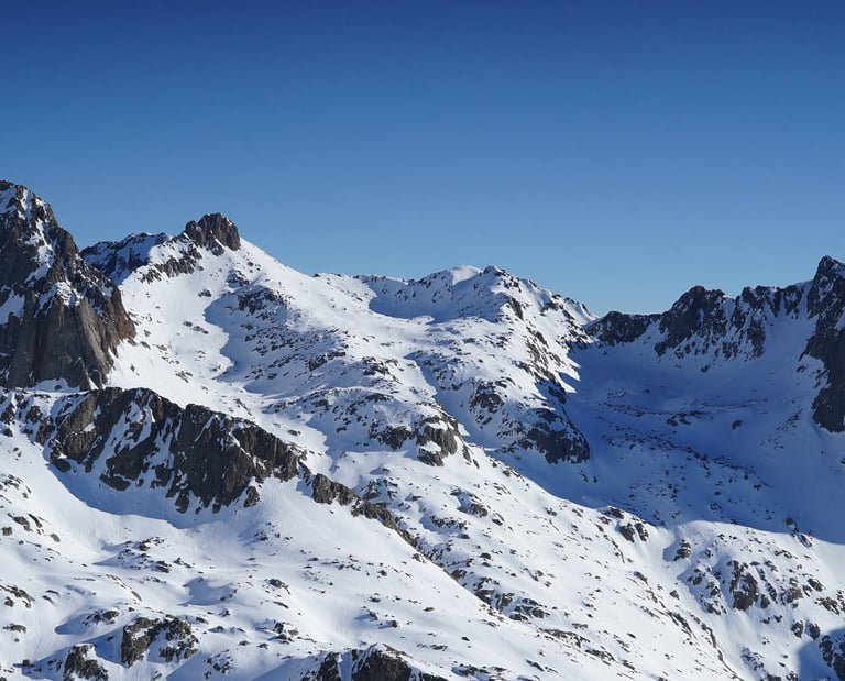 Le Caïre Agnel et la Cougourde à droite