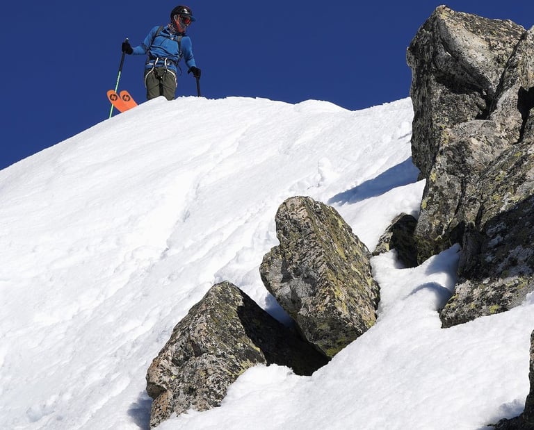 Plongeon dans la face Est, skis aux pieds