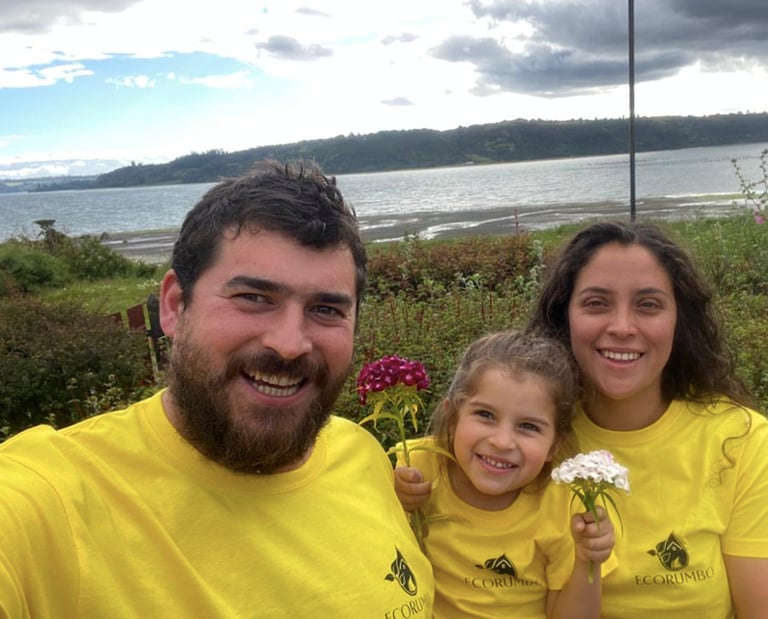 Familia con polera de EcoRumbo en Chiloé representando compromiso con la educación ambiental y soluc
