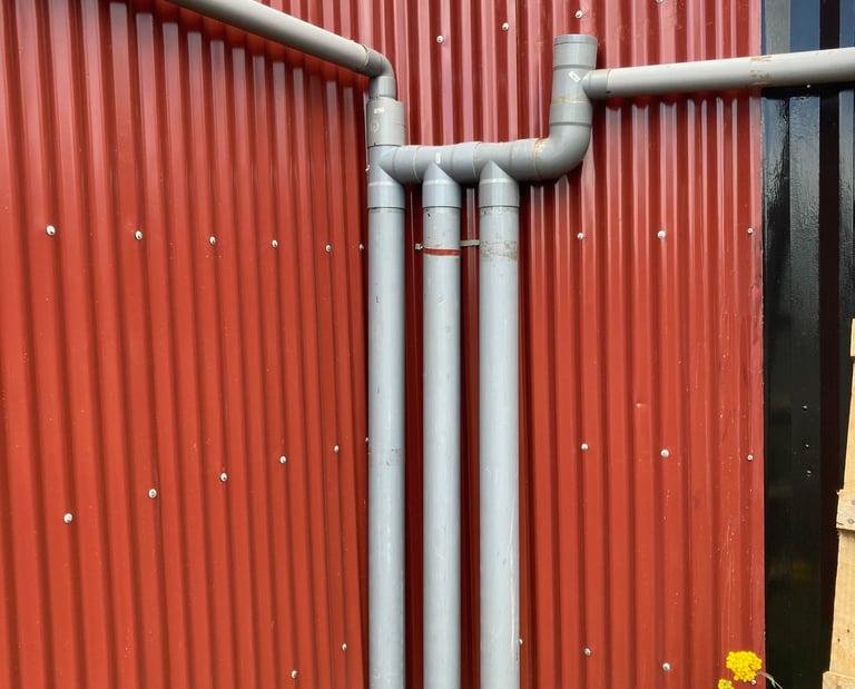 Sistema captador de aguas lluvias sustentable promovido por EcoRumbo en Chiloé