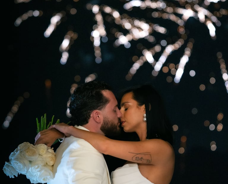 Couple de mariés s’embrassant sous des feux d’artifice lors d’un mariage élégant à Lyon