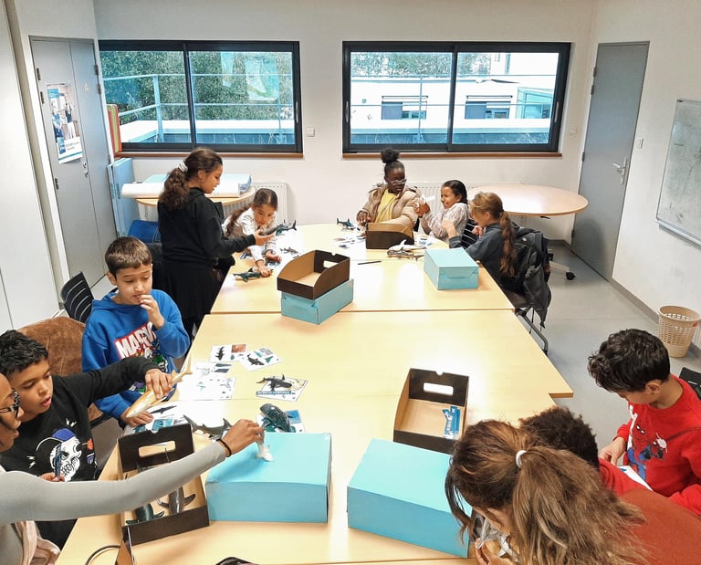 des enfants dans une salle CLAS avec le monde des requins