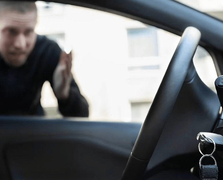 no intentes abrir tu coche por tu cuenta, no verificar si cubren tu marca y modelo, elegir cerrajero