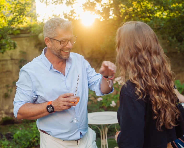 Echange durant une soirée d'entreprise en été