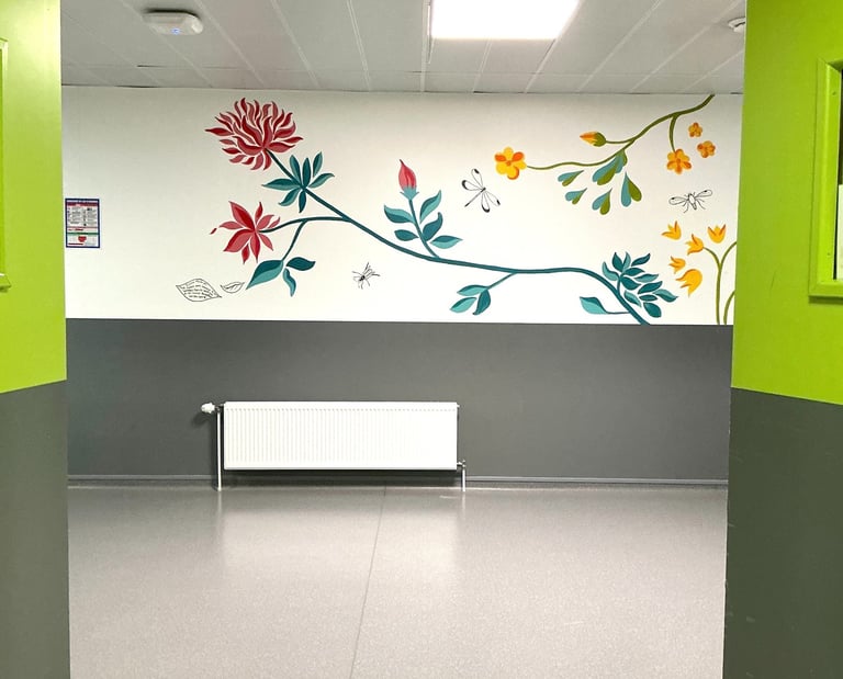 Fresque murale mur maternité hôpital CHU Caen Normandie motif floral sur-mesure coloré peinture