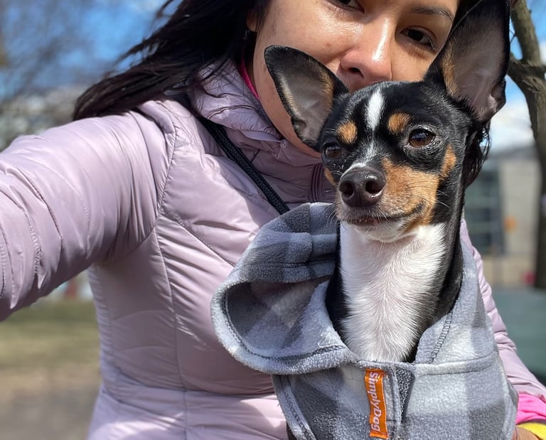Claudina con Arbuz esperando para clases de piano