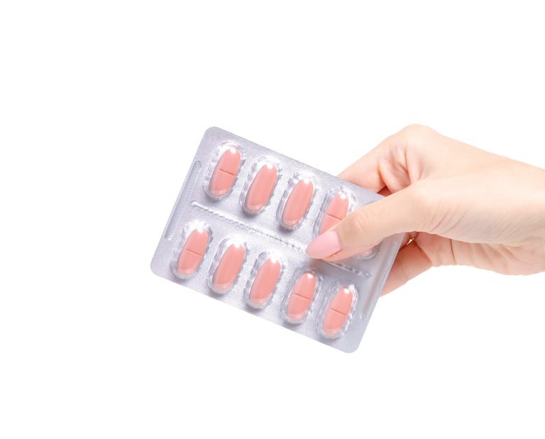 Una persona sosteniendo un bliste de comprimidos en sus manos