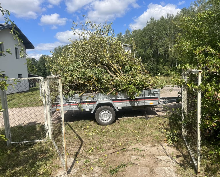 žaliujų atliekų išvežimui paruošta priekaba