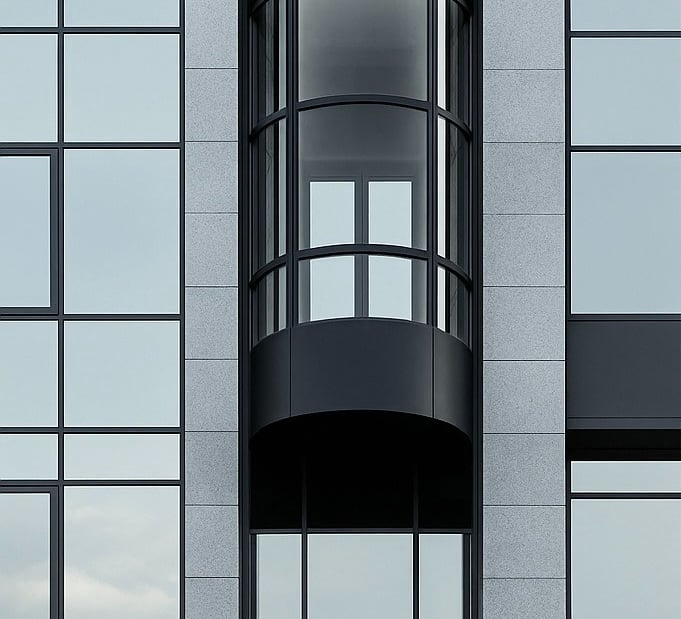 Elevador panorámico moderno en edificio corporativo. Soluciones profesionales de ENKO Elevación para