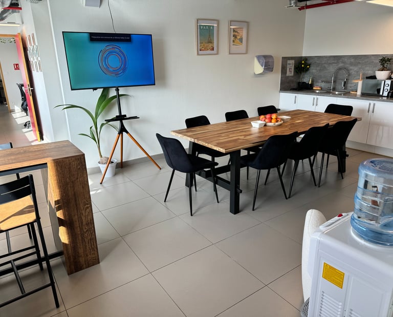 Salle de réunion et de détente avec écran connecté