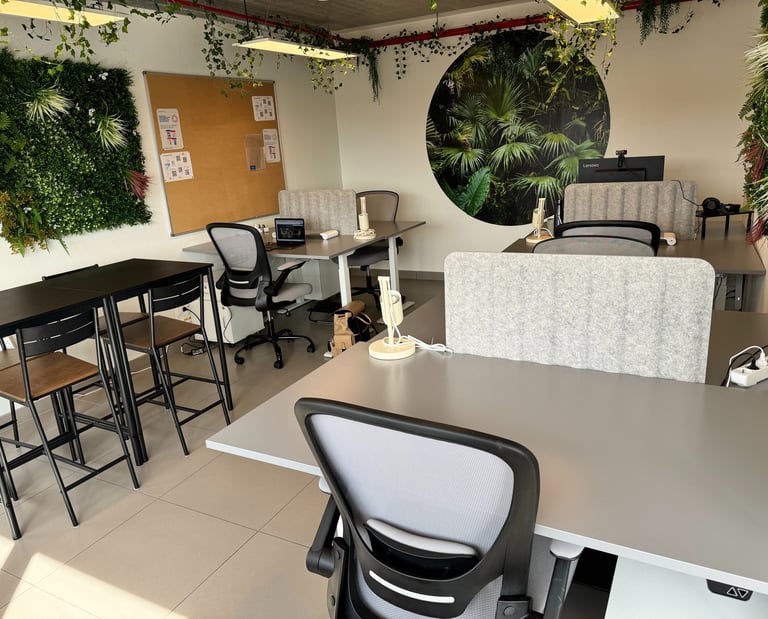 Bureau ergonomique et moderne dans l'espace du coworking