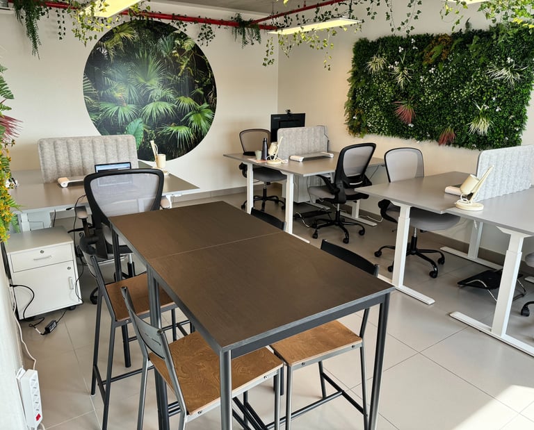 Bureau ergonomique et moderne dans l'espace du coworking