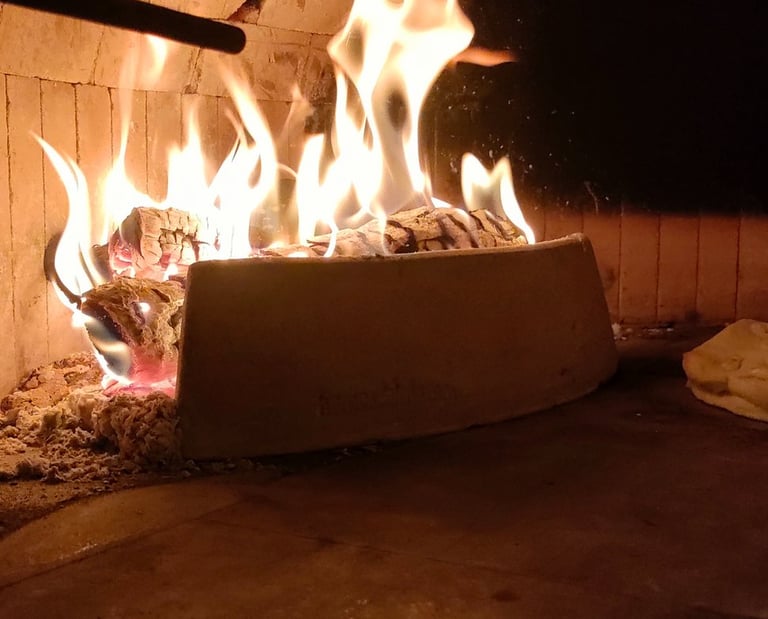 horno de leña con fuego 