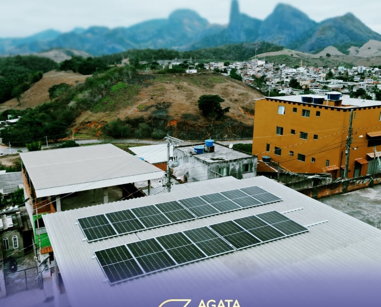Um sistema de painel solar em um telhado residencial, casa em Cachoeiro De Itapemirim - ES