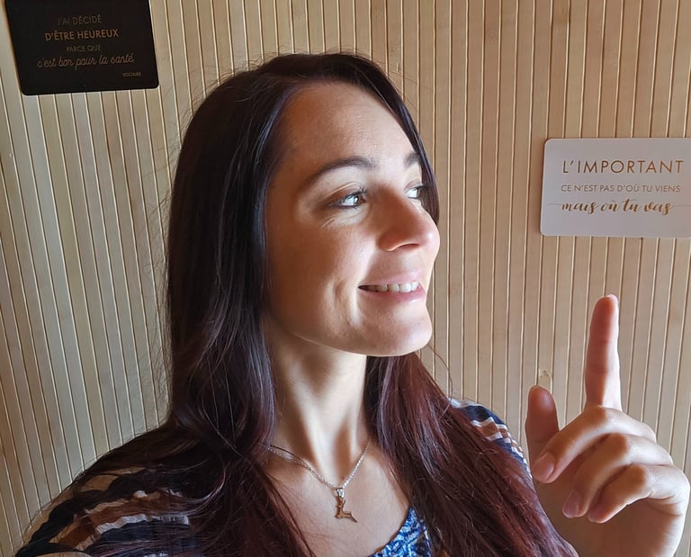 l'important n'est pas de savoir d'où tu viens mais où tu vas thérapeute femme souriante