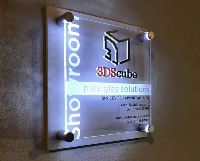 Quadro retrostampato su plexiglass applicato a parete con distanziali illuminazione LED