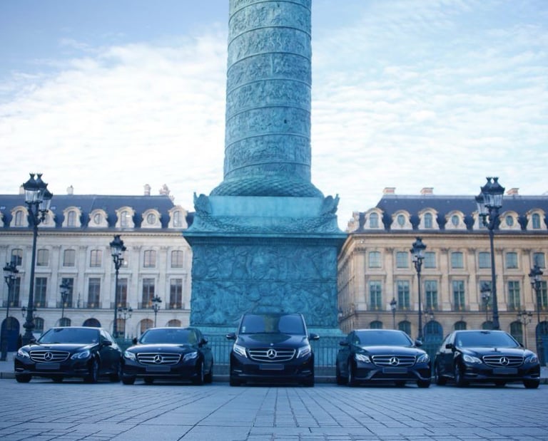 alt="voitures garées place vendome à Paris"
