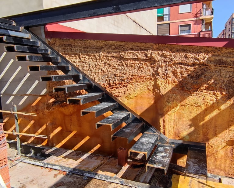 escalera metálica en voladizo