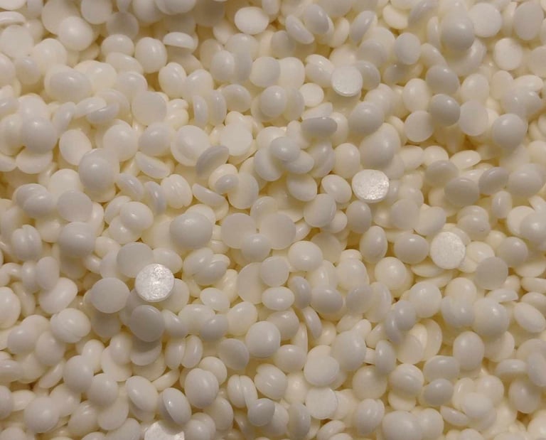 Photo de ma cire de coco, en grain. Couleur blanche/ocre.