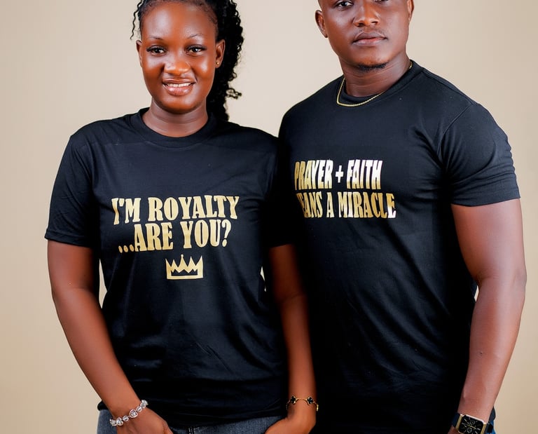 2 models wearing the same T-shirt with different faith wordings.