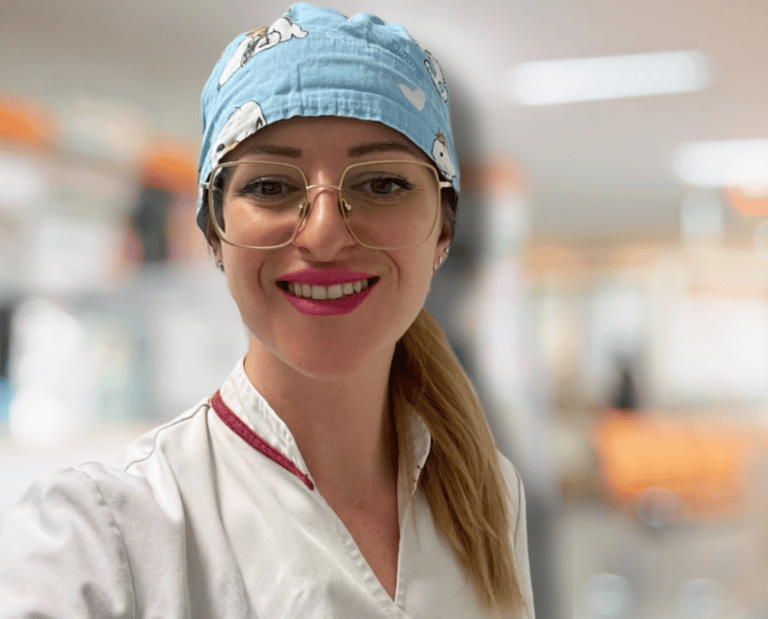 Aurora Travaini asistente virtual y community manager especializada en clínica dental con uniforme