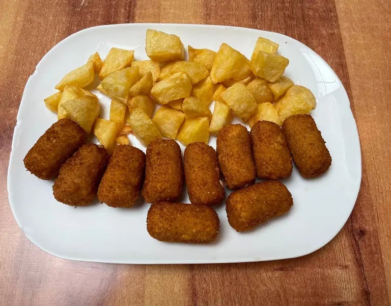croquetas de jamón acompañadas con patatas