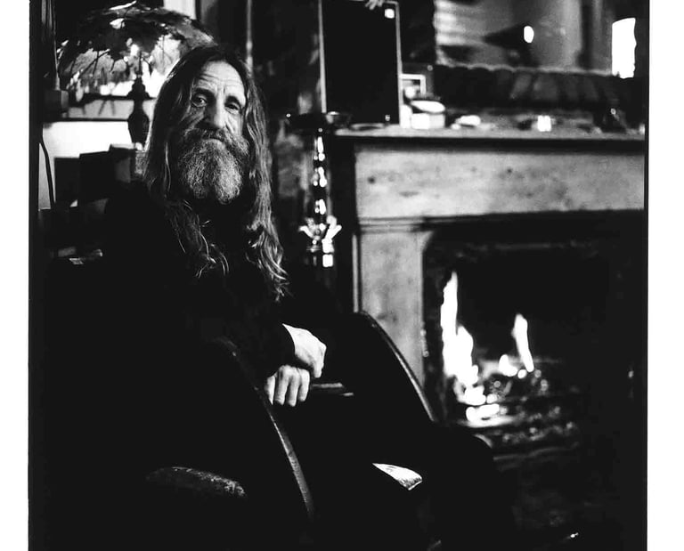 Black and white portrait of Roy Snell  in his house in London. Portrait photography.